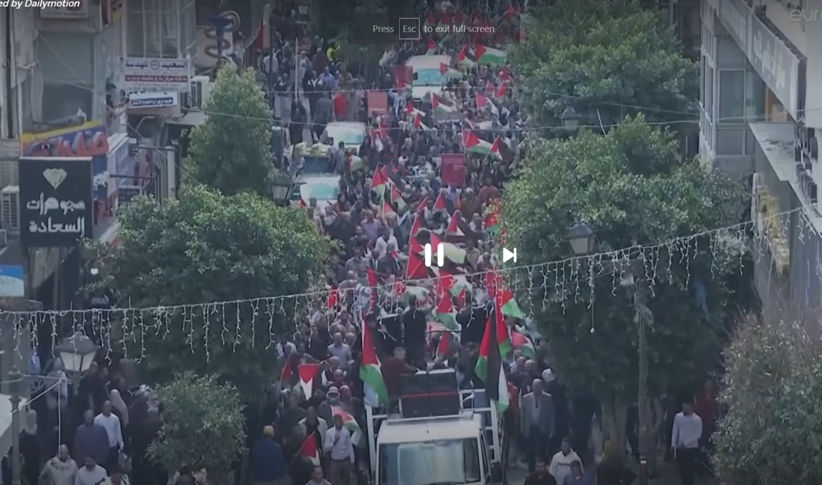 مئات الفلسطينيين ينظمون وقفة في برام الله احتجاجاً على العدوان الإسرائيلي على غزة